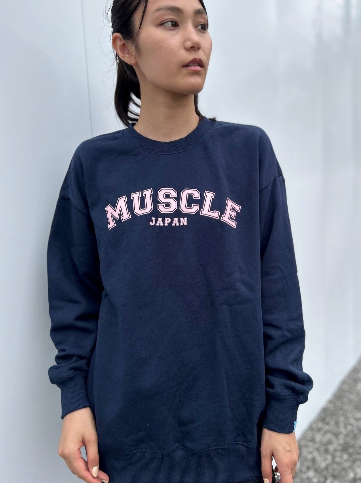 カレッジ ロゴ スウェットシャツ レディース Muscle Japan ネイビー