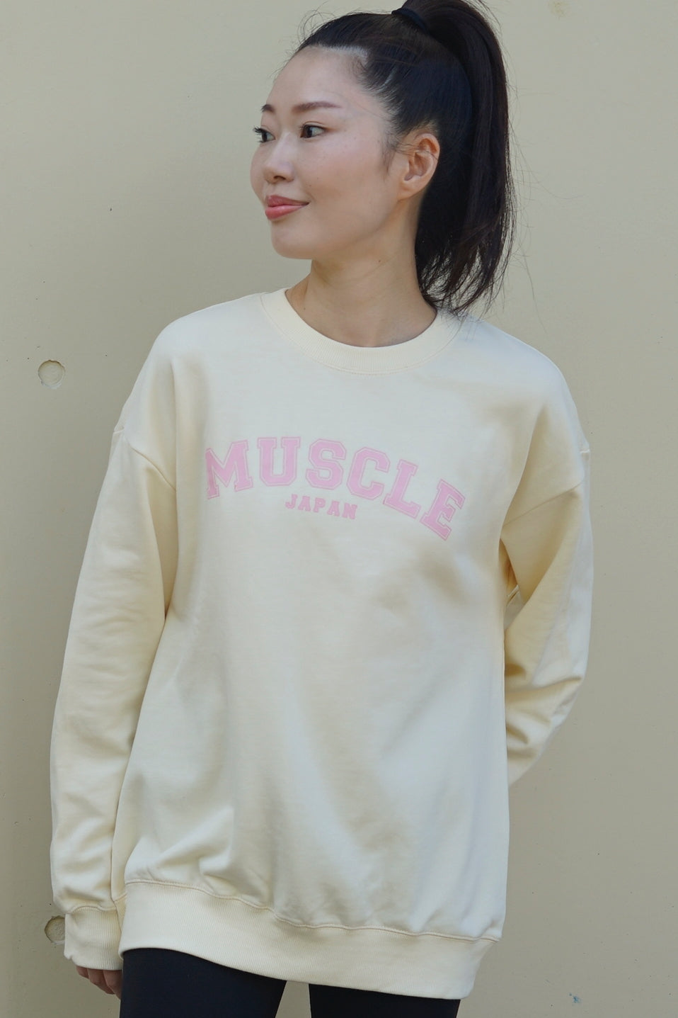 カレッジ ロゴ スウェットシャツ レディース Muscle Japan クリーム